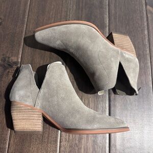 Vince Camuto Doralli Taupe Gray Foxy Oiled Suede Ankle Bootie New 8M